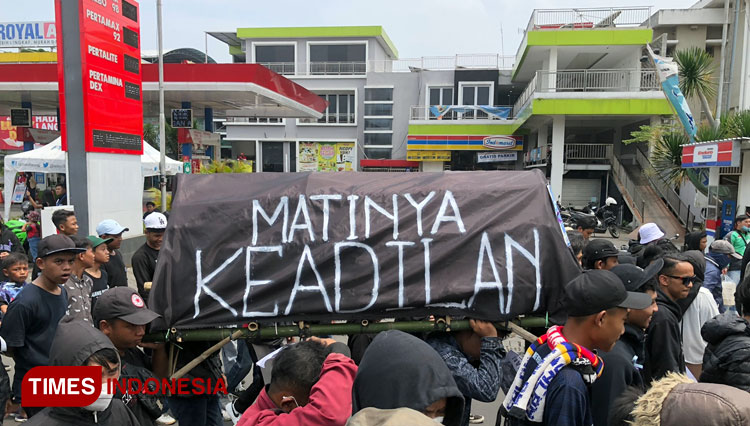 Aremania saat melakukan demo menuntut keadilan atas Tragedi Kanjuruhan. (Foto: Rizky Kurniawan Pratama/TIMES Indonesia)