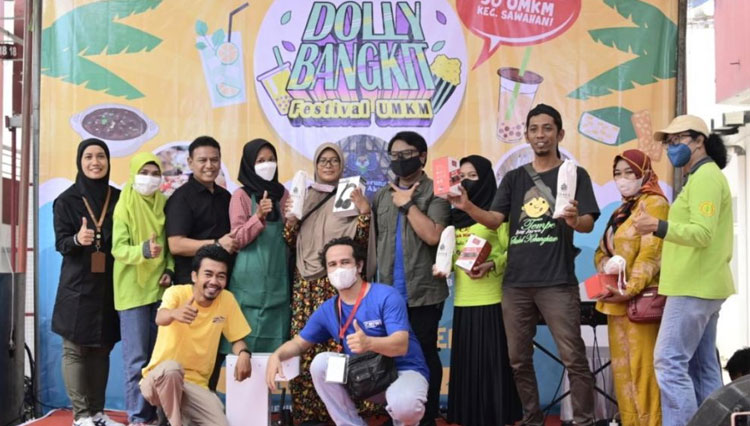 Tim dosen dan mahasiswa Universitas Surabaya (Ubaya) mengadakan festival bertemakan kebangkitan UMKM Dolly. Festival ini diikuti oleh 30 UMKM yang terhimpun dalam Dolly Saiki (DS) Point. (FOTO: AJP TIMES Indonesia)