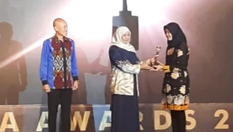 Gubernur Jatim, Khofifah Indar Parawansa menyerahkan anugerah SMA Awards 2022 kepada SMAN 1 Pacitan. (FOTO: Adi for TIMES Indonesia) 
