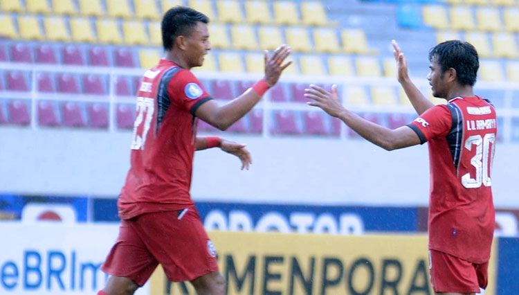 Pemain Arema FC, Dedik Setiawan dan Ilham Udin saat merayakan kemenangan. (Foto: Dok. Arema FC for TIMES Indonesia)