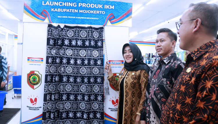 Proses peluncuran 7 Produk IKM Kabupaten Mojokerto yang masuk di pasar retail modern. (Dok. Kominfokab Mojokerto for TIMES Indonesia)