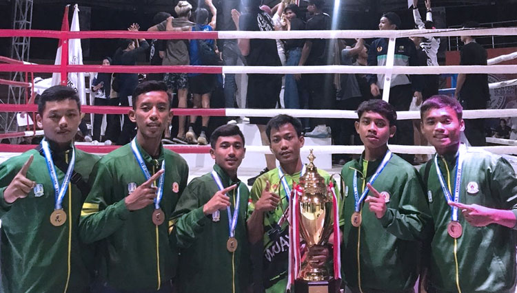 Enam atlit Muaythai Blitar saat menerima Tropi Juara Umum Kejurnas Banten 2022.