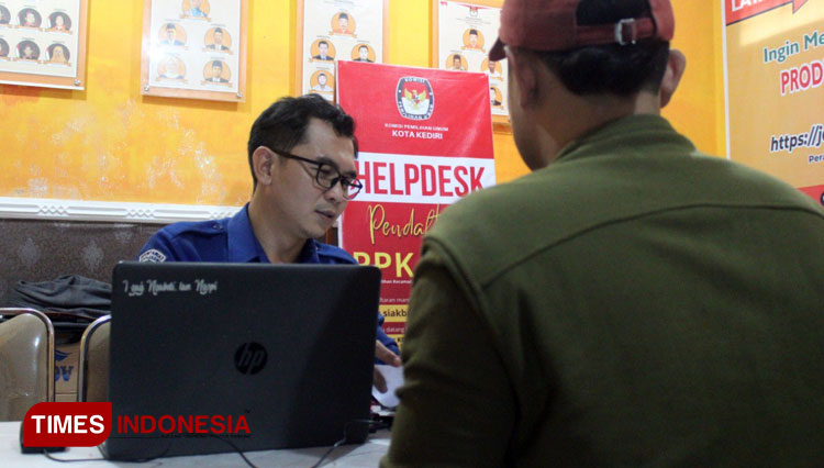 Proses pendaftaran rekrutmen anggota PPS KPU Kota Kediri (Foto: Yobby/Times Indonesia)