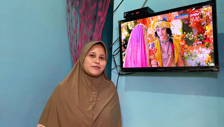 Ibu Vivi, Ketua RT 02 Kelurahan Ngelom Kecamatan Taman mendapat bonus STB dari ANTV agar dapat menyaksikan siaran TV Digital, Rabu (22/12/2022). (FOTO: Dok. ANTV) 