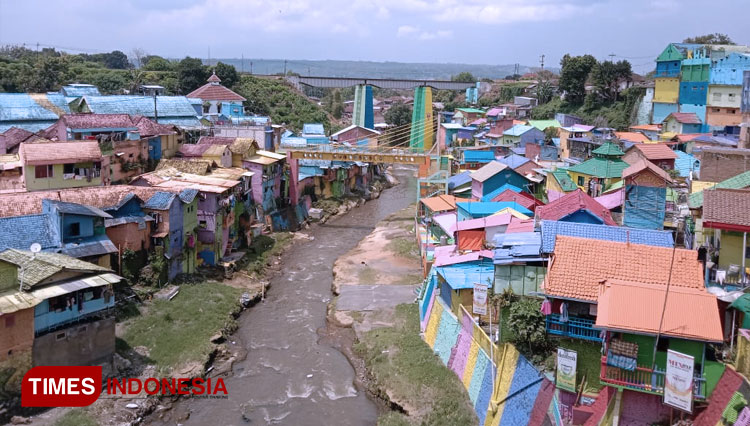 Disorot Internasional, Viral Warga Buang Sampah di Sungai Kampung Warna-Warni Malang