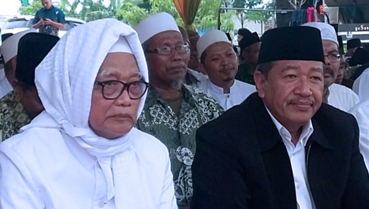 KH Anwar Mansur Rais Syuriyah PWNU Jatim dan Ketua Pelaksan.KH Ahsanul Haq.( Panitia For Times Indonesia ).