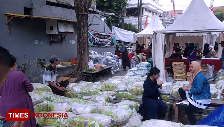Stok beras masih melimpah dan dapat dijumpai di sejumlah titik operasi pasar di Surabaya, Jumat (23/12/2022). (FOTO: Lely Yuana/TIMES Indonesia)