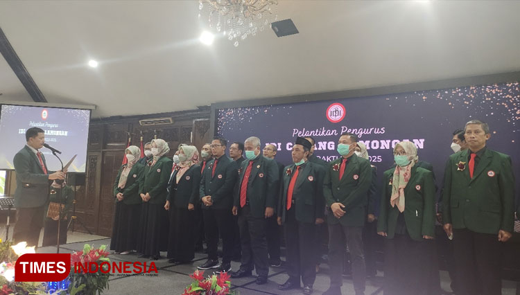 Ketua PW IDI Jawa Timur melantik dan mengambil sumpah janji pengurus IDI Cabang Lamongan di Pendopo Lokatantra, Lamongan, Sabtu (24/12/2022). (Foto : Moch.Nuril Huda/TIMES Indonsia)