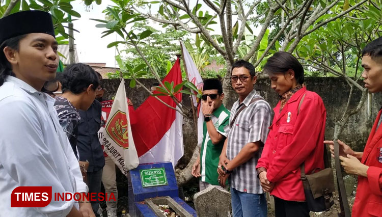 Keluarga besar marhaenis Mojokerto bersama Ketua PC GP Ansor Kota Mojokerto pada saat menziarahi makam almarhum Riyanto, Sabtu (24/12/2022) (Foto: Thaoqid Nur/TIMES Indonesia)