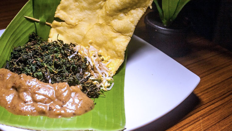 Get an Ultimate Taste of Pecel Semanggi, a Typical Salad of Surabaya