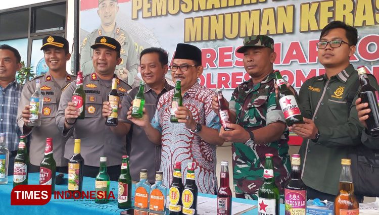 Pemusnahan-minuman-keras-a.jpg