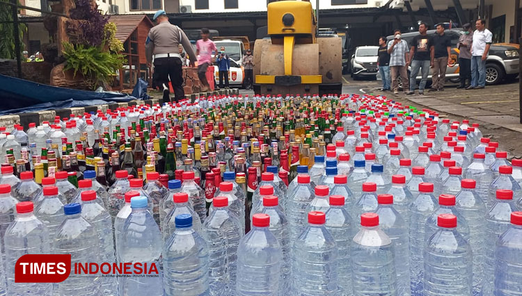 Polres Jombang Musnahkan Ribuan Botol Miras