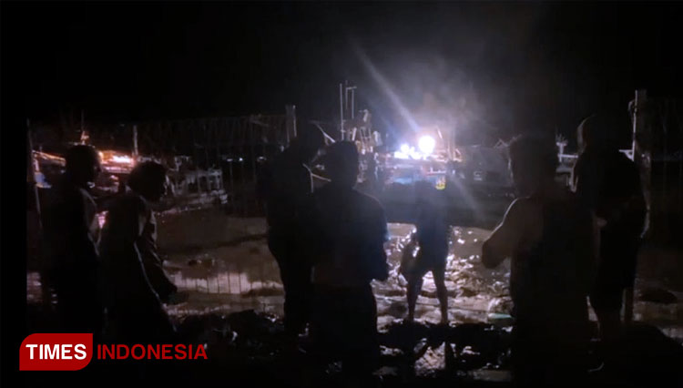 Ombak besar saat terjar perairan pulau Gili Ketapang Kabupaten Probolinggo, mengakibatkan belasan kapal rusak.(Foto: Dicko W/TIMES Indonesia)