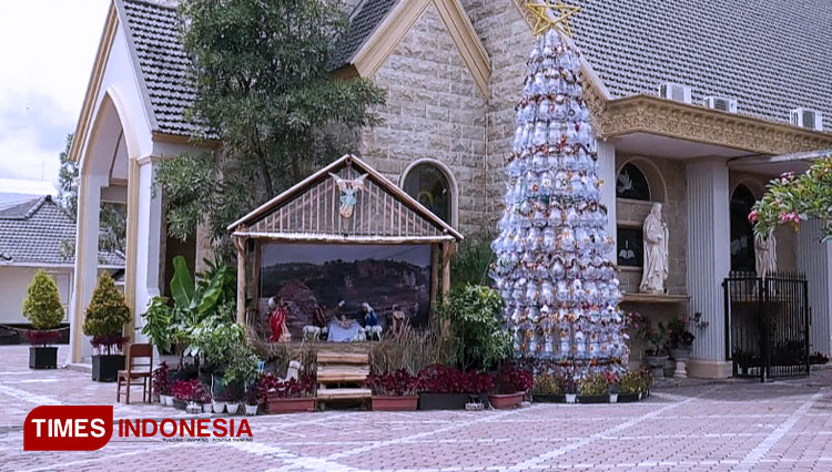 Gereja Katolik Santo Yusup Jember Sulap Botol Bekas Jadi Pohon Natal