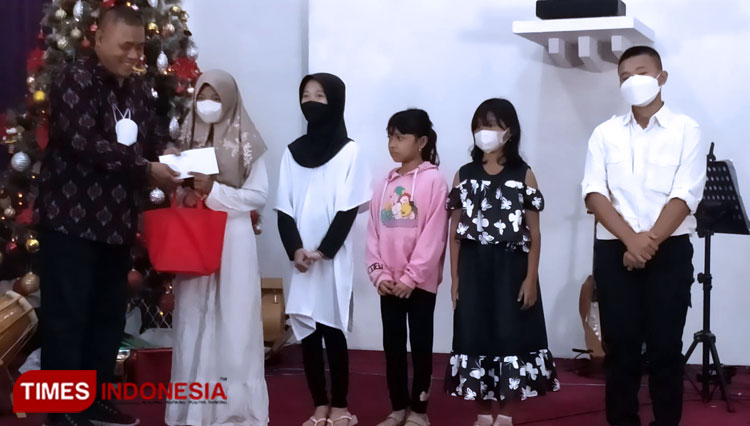 Natal 2022, Jemaat Gereja Gresik Beri Santunan Anak Yatim