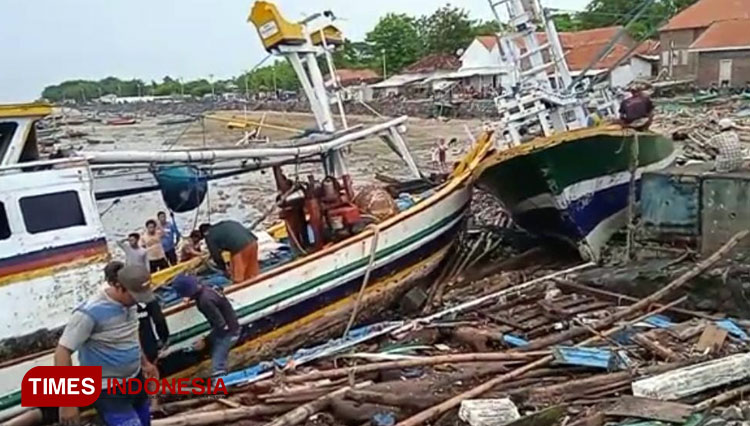 Perahu milik salah seorang warga Pulau Gili Ketapang yang rusak akibat bencana alam berupa gelombang ekstrem. (Foto: Dokumen/TIMES Indonesia)