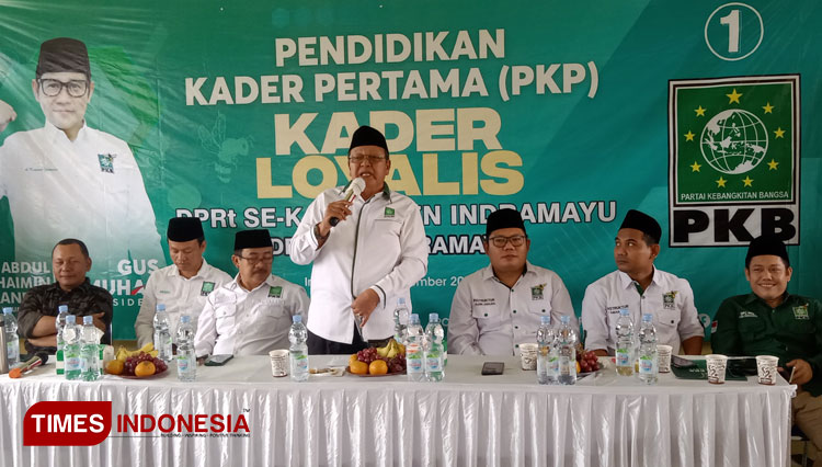 Dewan Syuro DPP PKB, Dedi Wahidi memberikan arahan pada pembukaan Pendidikan Kader Pertama (PKP) Kader Loyalis di Indramayu, Jawa Barat. (Foto: Nurhidayat/TIMES Indonesia)