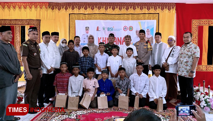 Foto-bersama-anak-anak-penerima-khitanan-gratis.jpg