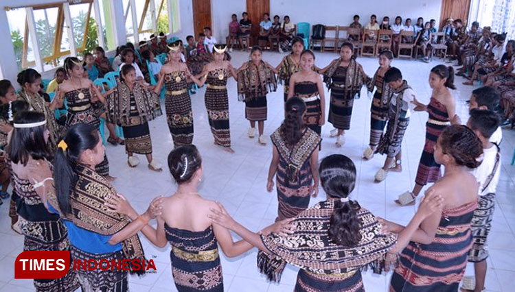 Salah-satu-gerakan-tari-tradisional-Pulau-Sabu-Raijua.jpg