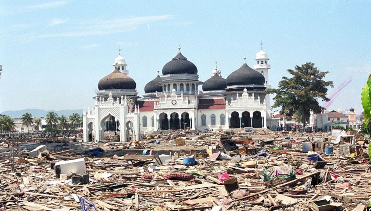 Tragedi Tsunami Aceh menyisakan kisah haru biru 18 tahun silam sungguh memilukan. (Foto : VoA)