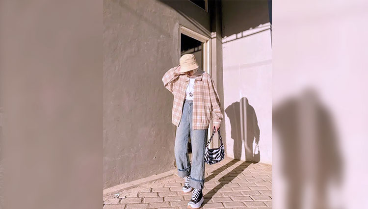 Kemeja oversize dan kulot denim menjari tren fashion 2023 untuk hijabers. (FOTO: pinterest)