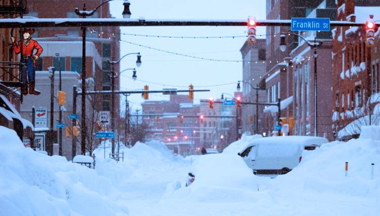 Salju menutupi pusat kota Buffalo, New York, pada hari Senin, 26 Desember 2022. (FOTO: CNN)