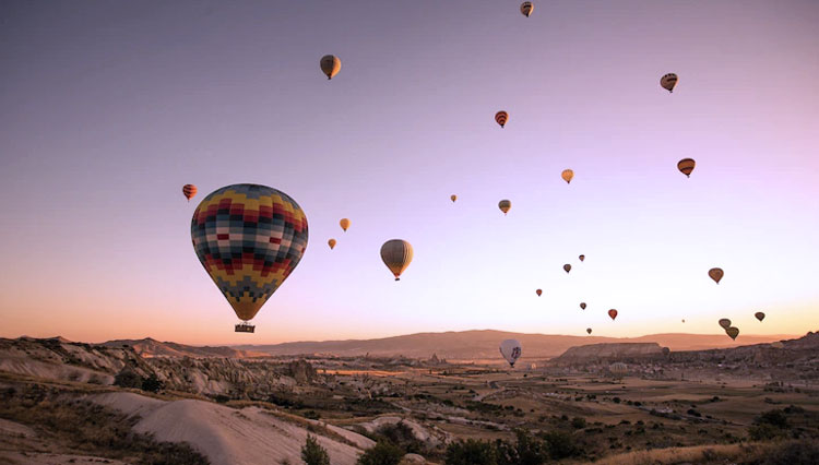 Balloon parade at Cappadocia, Turkey. (Photo:  Wirestock/Freepik)