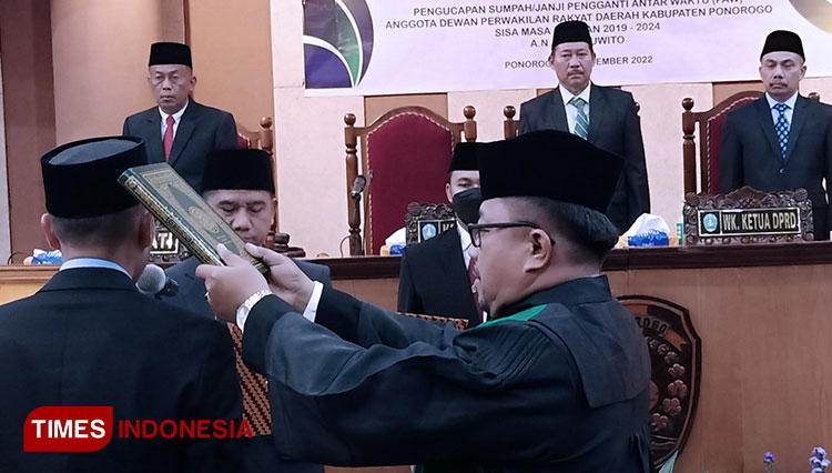 Ketua DPRD Ponorogo Sunarto saat melantik dan mengambil sumpah Agus Suwito sebagai PAW anggota DPRD Ponorogo. (Foto: Marhaban/TIMES Indonesia)