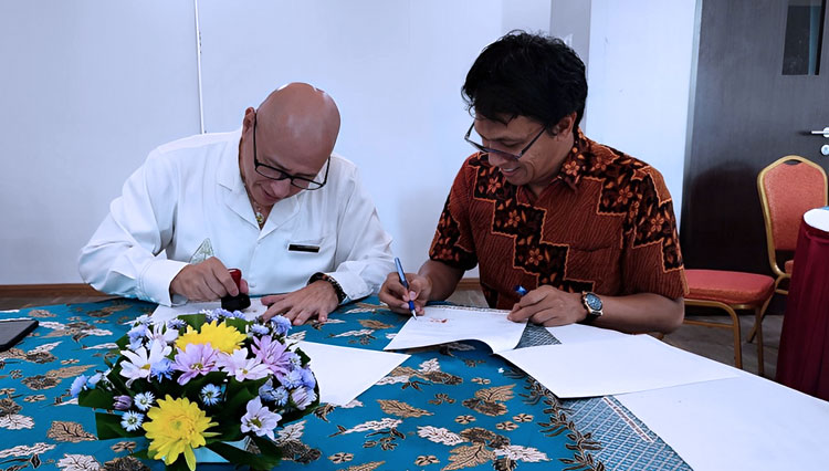 GM Java Lotus Hotel, Jeffrey Wibisono V (baju putih) saat menandatangani MoU. (Foto: Java Lotus for TIMES Indonesia) 