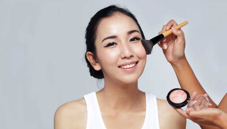 Ilustrasi makeup pilihan agar tampil lebih natural dan memesona (copyright shutterstock)