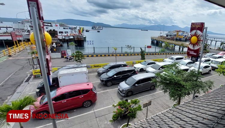 Libur Tahun Baru, Ribuan Kendaraan Padati Pelabuhan Ketapang