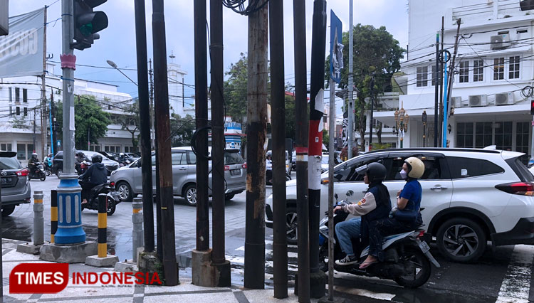 Sejumlah tiang yang disorot warganet karena menghalangi jalur zebra cross di Kayutangan Heritage Malang. (Foto: Rizky Kurniawan Pratama/TIMES Indonesia)