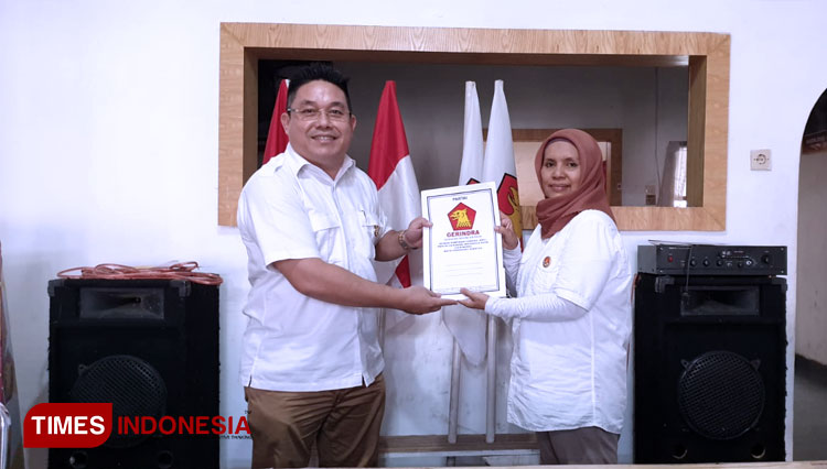 Patar Luhut Panjaitan mengembalikan formulir Bacaleg Gerindra. (foto: DJ TIMES Indonesia Pematang Siantar)