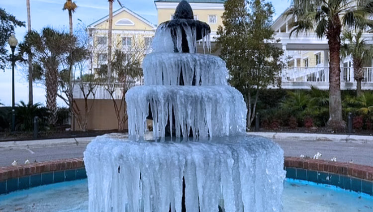 Es menghiasi air mancur di Charleston, South Carolina, dengan suhu turun hingga 0C (32F).(FOTO: Daily Mail/AFP via Getty Image)