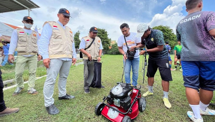 Bambang Haryo Soekartono saat menyerahkan bantuan mesin potong rumput kepada pelatih SSB PS Sinar Harapan. (FOTO: AJP TIMES Indonesia)