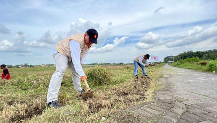 Bambang Haryo saat kerja bakti membersihkan dan membuat saluran irigasi bersama Gapoktan Desa Mergobener, Kecamatan Tarik, Sidoarjo. (FOTO: AJP TIMES Indonesia)