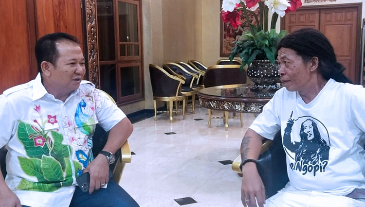 Cak Sodiq New Monata saat berbincang bersama Bupati Jember di Pendapa Wahyawibawagraha. (Foto: Damar for TIMES Indonesia)
