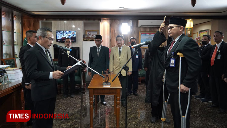 Pengambilan sumpah jabatan Direktur Perumdam Tirta Projotamansari. (Foto: Totok Hidayat/TIMES Indonesia)