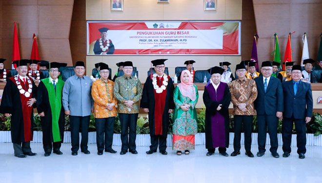 Wakil Ketua MPR RI Yandri Sutanto bersama Prof Zulkarnain Dali usai acara pengukuhan Guru Besar UIN Fatmawati Sukarno. (Foto: dok MPR RI)