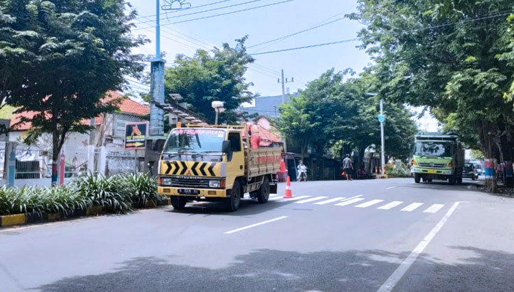 Pemasangan-lampu-PJU-b.jpg