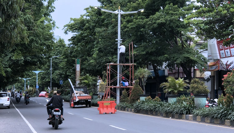 Pemasangan lampu PJU yang ada di jalan protokol Kota Kraksaan. (Foto: Dokumen/TIMES Indonesia)