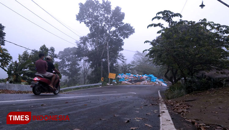 Pengendara sepeda motor matic yang sedang melintas di jalur maut, Gotekan, Pacet, Kabupaten Mojokerto. (Dok. Thaoqid Nur/TIMES Indonesia)