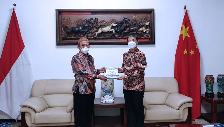 Kepala Pesantren Nurul Jadid, KH Abdul Hamid Wahid (kiri) bersama Konjen Tiongkok, Mr. Xu Yong dalam pertemuan Selasa (27/12/2022) di kantor Konjen Tiongkok di Surabaya (Foto: Faizin for TIMES Indonesia) 