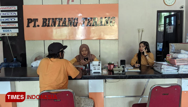 Travel Bintang Terang Pacitan mulai menaikkan tarif penumpang menghadapi libur tahun baru 2023. (FOTO: Yusuf Arifai/TIMES Indonesia)