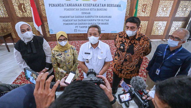 Wali Kota Bandung, Yana Mulyana usai penandatanganan kerja sama inovasi yang diadopsi tiga kabupaten di Pendopo Balai Kota Bandung, Rabu (28/12/2022). (Foto: Humas Bandung)