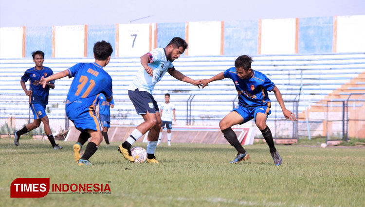 Penyerang Persela Lamongan, Zulham Zamrun, mendapat kawalan ketat dari pemain PSP Purwosari Bojonegoro, dalam laga uji coba di Stadion Surajaya, Rabu (28/12/2022). (FOTO: MFA Rohmatillah/ TIMES Indonesia)
