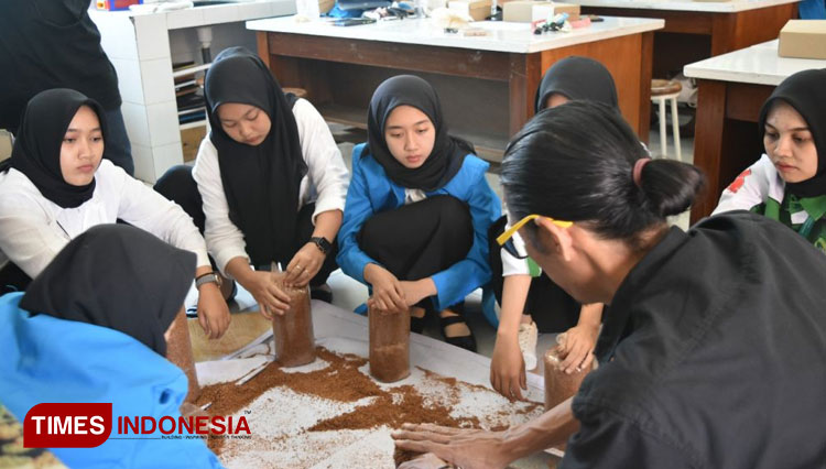 Baratha, owner dari Thani Jamur Magetan  saat mendampingi mahasiswa Pendidikan Biologi.  (Foto: Humas UNIPMA for Times Indonesia)