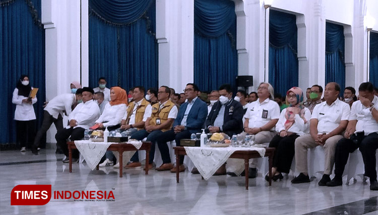 Bersama-Gubernur-Jawa-Barat-dan-para-tokoh.jpg