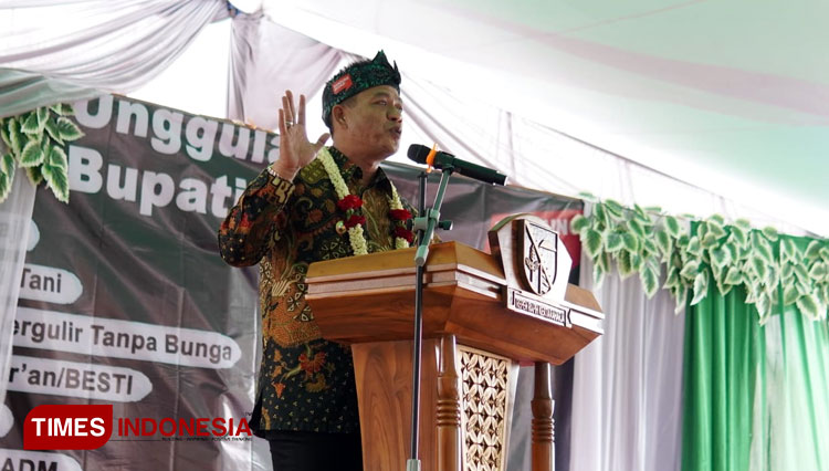 Bupati Bandung H.M. Dadang Supriatna saat kegiatan Bunga Desa di Desa Cibiru Wetan Kec Cileunyi Kab Bandung, Kamis (29/12/2022). (FOTO: Iwa/TIMES Indonesia)