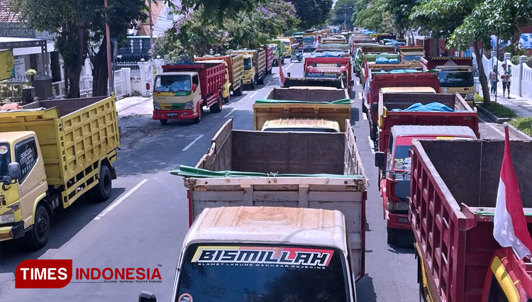 Ratusan Dump Truck Kepung Kantor Pemkab Banyuwangi, Ini Penyebabnya